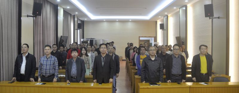 001在英武雄壮的国歌声中，整个党员职工起立致敬.jpg