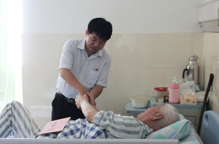 张建堂与岑廷义握手暗示感激.jpg