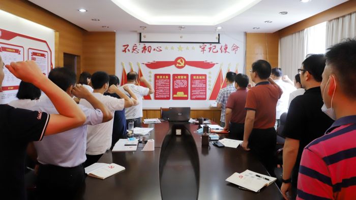 沉温入党誓词。谭龙摄.jpg