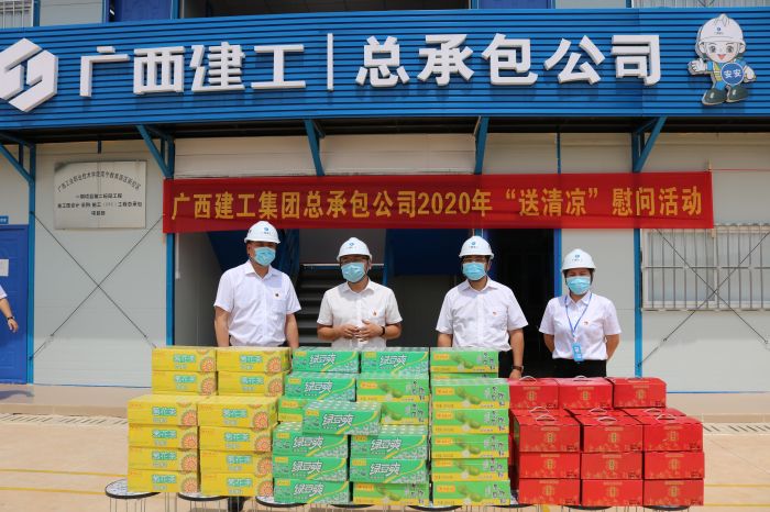 1陆烜送清冷慰问品。 黄璐璐 摄.jpg