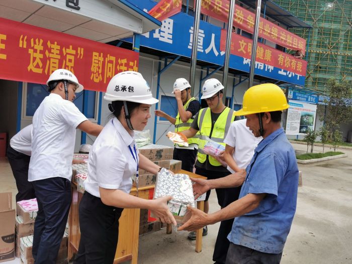 黄春玲给农夫工奉上清冷慰问品。 王瑾贞 摄.jpg