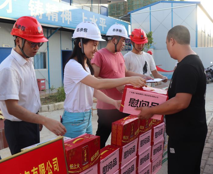 发放慰问品。 杨俊峰 摄.jpg