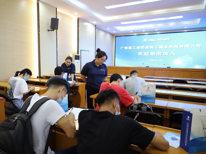 新员工签署劳动合同。李立云 摄.JPG