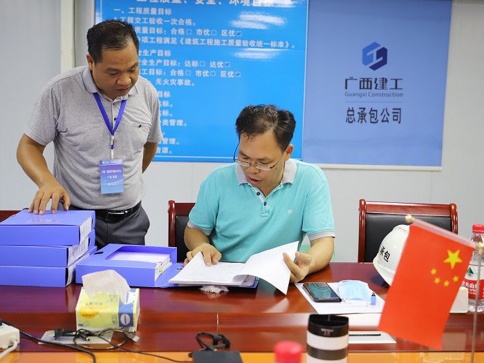 陈祖训查抄项目安全资料。 李立云 摄.JPG