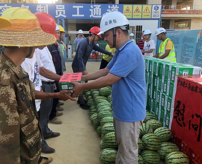 发放清冷物资。卢瑞阳 摄.JPG