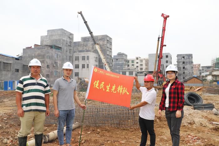 5.1授旗现场。侯健杰 摄 (2)700.JPG