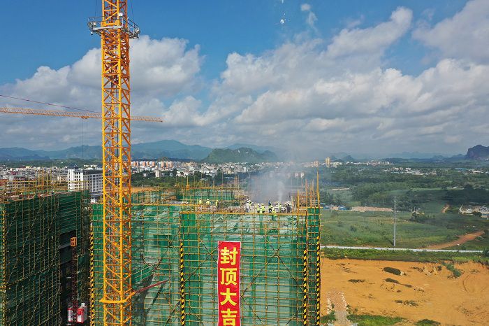 封顶照片。卢瑞阳 摄.JPG