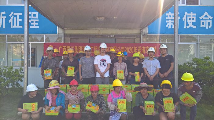 西宁高中项目部慰问现场。 刘华山 摄.jpg