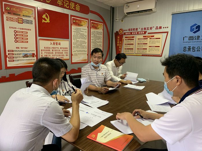 查抄组查抄资料。 刘萌萌 摄.jpg