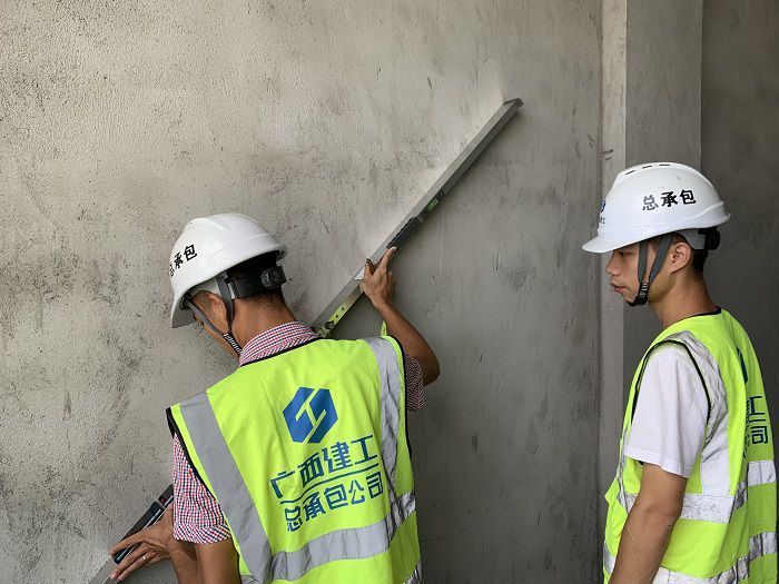 现场知识技术领导。梁宗吕 摄.jpg