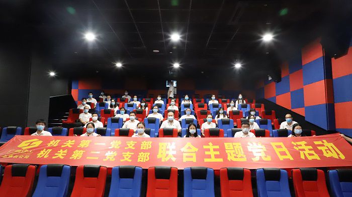 6号厅观影人员合影。李立云 摄.JPG