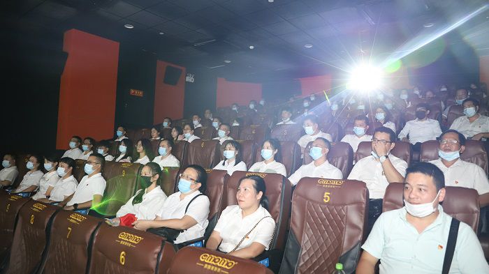 5号厅观影人员合影。邓灿滨 摄.JPG