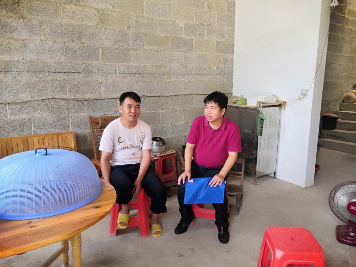 06岑廷义到结队助扶穷困户家中走访.jpg