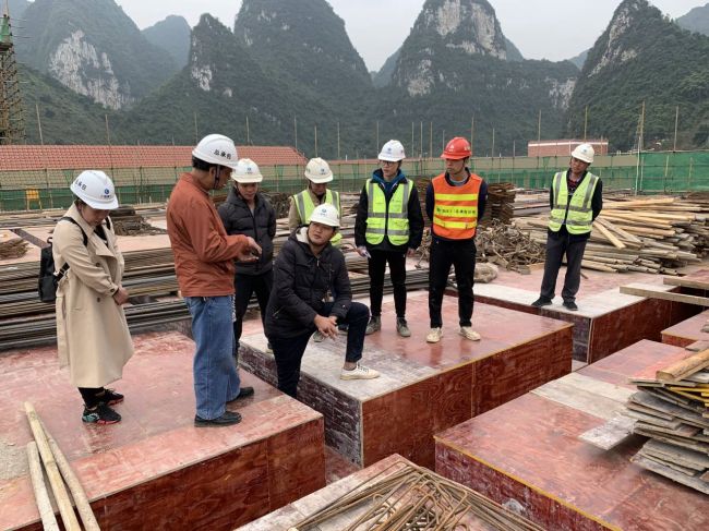 宏伟模板施工现场。陈志健 摄.jpg