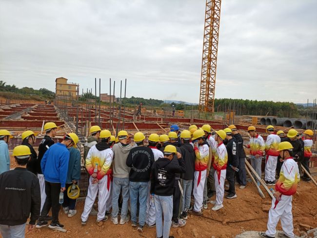 学生观摩进建现场。龙兆开 摄.jpg