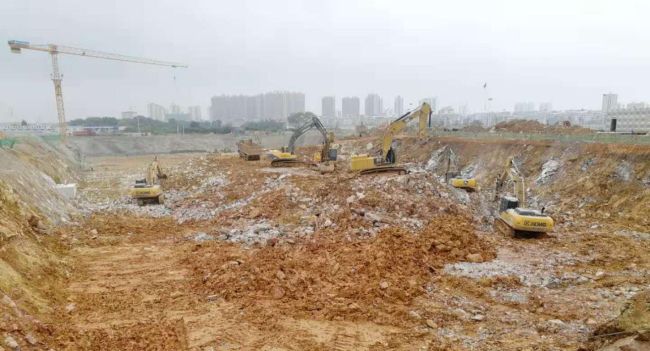 1图书馆土方开挖现场。莫光富 摄.jpg