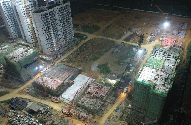 A地块夜间多个楼栋同时浇筑混凝土。卢瑞阳 摄.jpg