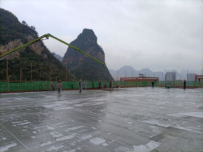 风雨操场食堂屋面层混凝土浇筑现场。陈志健 摄.jpg