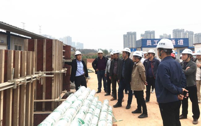 观摩现场，各人当真进建。雷黄冈 摄.jpg