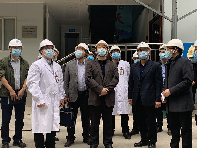 视察项目现场；畦￡ 摄（建图）.jpg