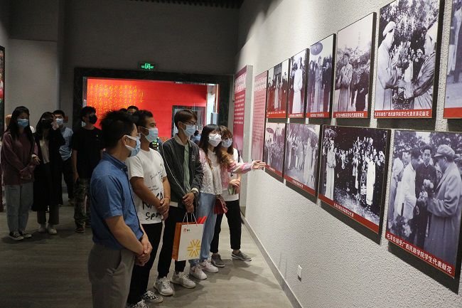 参观进建现场。张钊林 摄（建图）.jpg