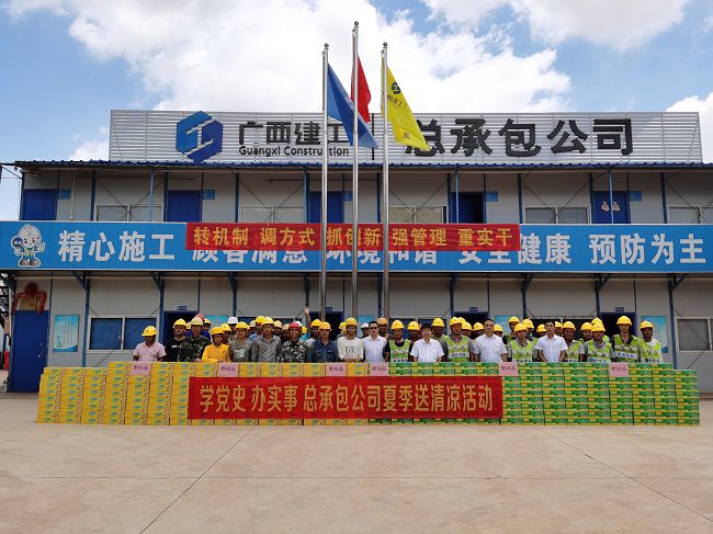 送清冷活动。韦文 摄（建图）.jpg