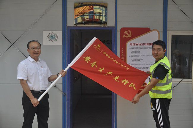 授旗现场。王瑾贞 摄（建图）.jpg