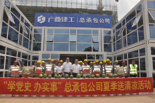慰问活动合影。王瑾贞 摄（建图）.jpg
