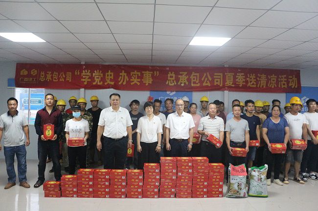 “送清冷”活动合影。张钊林 摄（建图）.jpg
