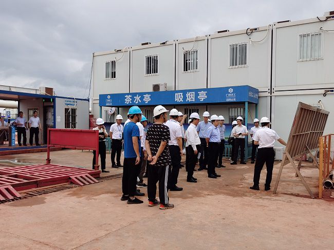 孙大光在听取项目情况汇报。祁建强 摄（建图）.jpg