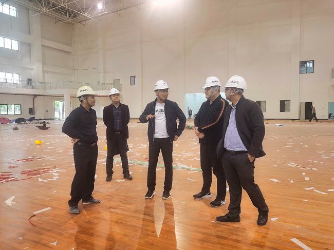 现场领导工作。刘博群 摄（建图）.jpg