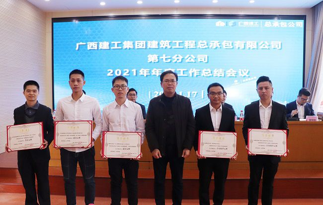 陈祖训为获奖职工宣告证书。周煜川 摄（建图）.jpg