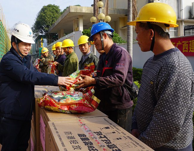 （建图）为一线工人发放慰问品。谢微旋 摄_副本.jpg