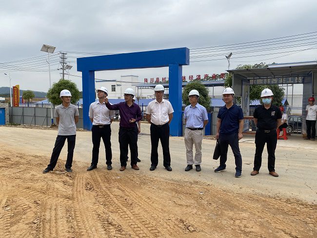 蔡桂全（右四）在项目查抄。廖益通 摄（建图）.jpg