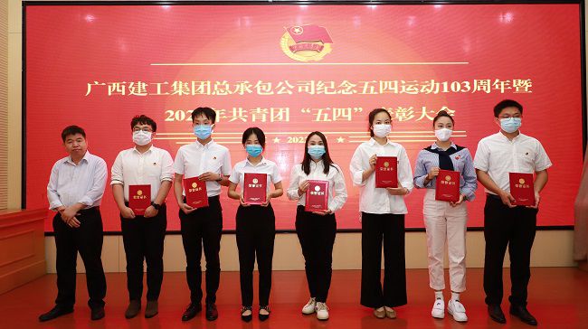 赞美优良团干。 李立云 摄（建图）.jpg