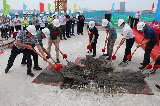 与在场嘉宾一起为封顶浇筑培土。周煜川 摄（建图）.jpg