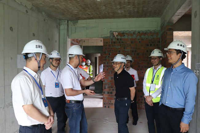 深刻现场检阅建设情况。周煜川 摄（建图）.jpg