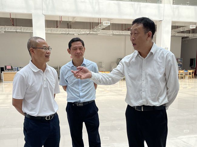谢瑾瑜（右一）查抄现。ńㄍ迹.jpg