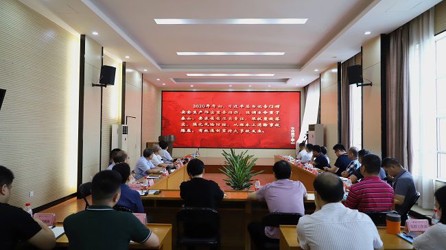 集中旁观《性命沉于泰山》教育宣传片。 郑诗宝 摄（建）.jpg