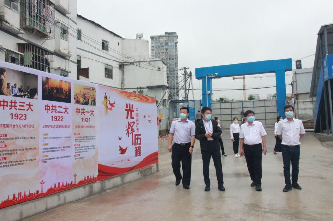 参观“红色长廊”。邓灿滨 摄（建图）.jpg