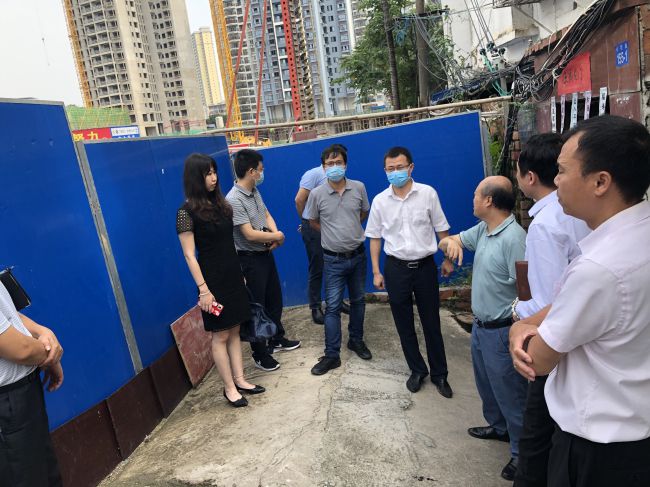走访周边人民。龚媚媚 摄（建图）.jpg