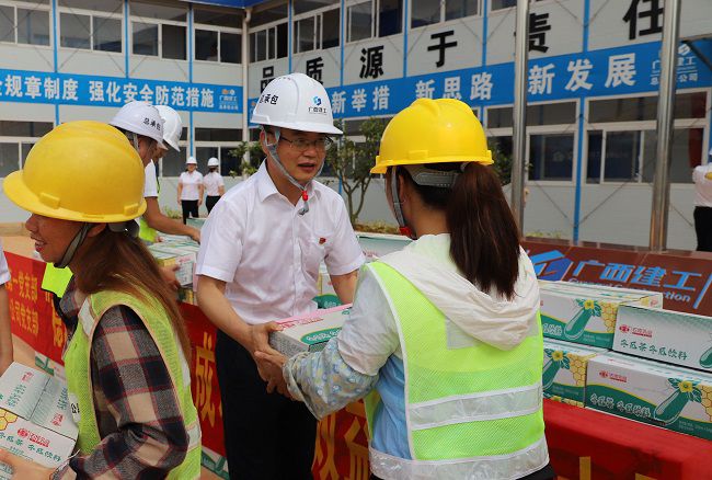 把清冷饮品送到工人手中（建图）1.jpg