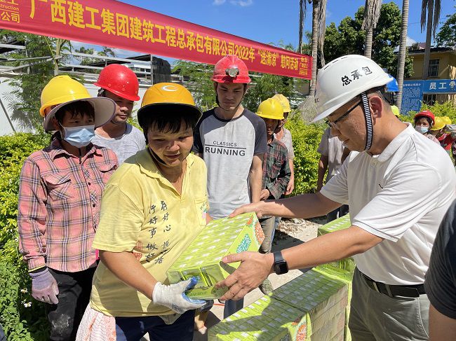 （建图）陆烜为工人发放清冷慰问品。容芝雅 摄.jpg