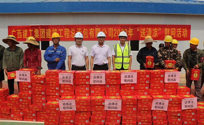 与农名工代表合影留想。张钊林 摄（建图）.jpg