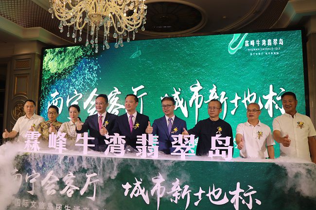 邓少新与参与嘉宾一起合影留想。 周煜川 摄（建图）.jpg