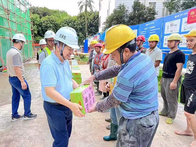 岑廷义为一线工人发放清冷饮品。 谢秋云 摄（650图）.jpg
