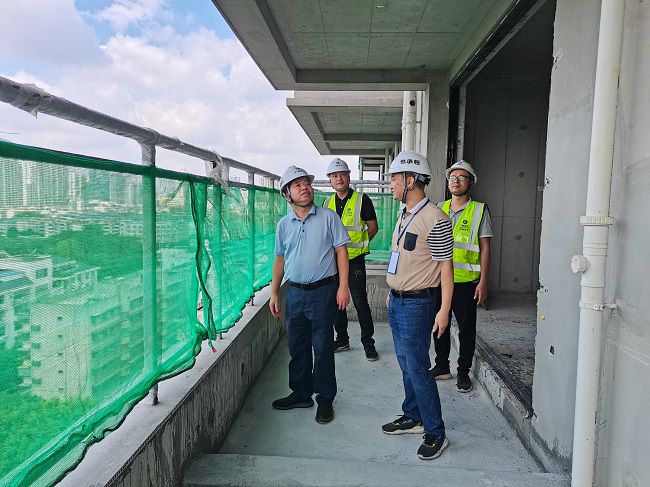 岑廷义深刻项目现场查抄工作进度。谢秋云 摄（建图）.jpg