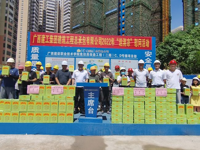 ”送清冷“慰问活动合影。潘文君 摄（建图）.jpg