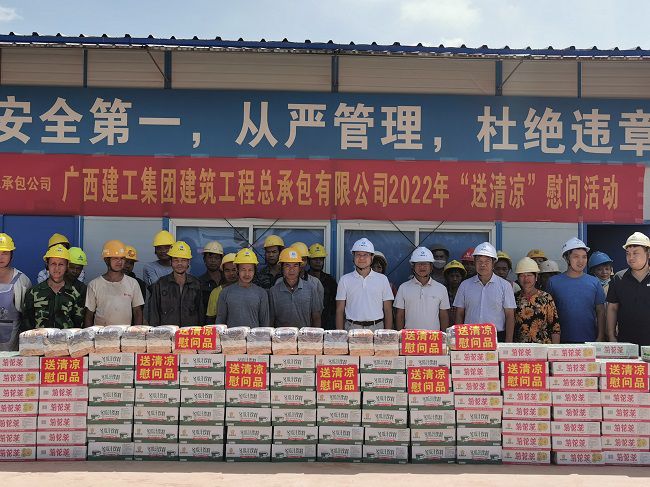 慰问活动合影。王瑾贞 摄（建图）.jpg
