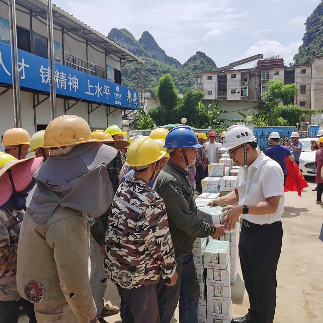 发放慰问品。陈享 摄（建图）.jpg